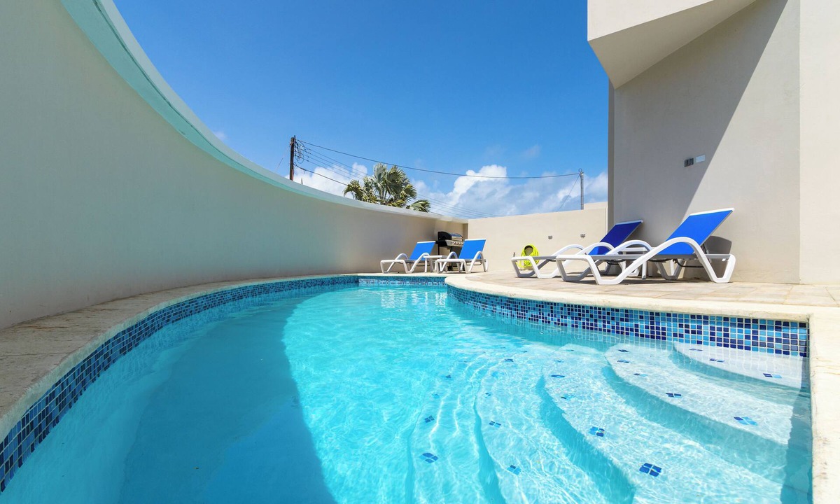 Opal Condo | 1.5 mi to Palm Beach * Pool * Rooftop * BBQ