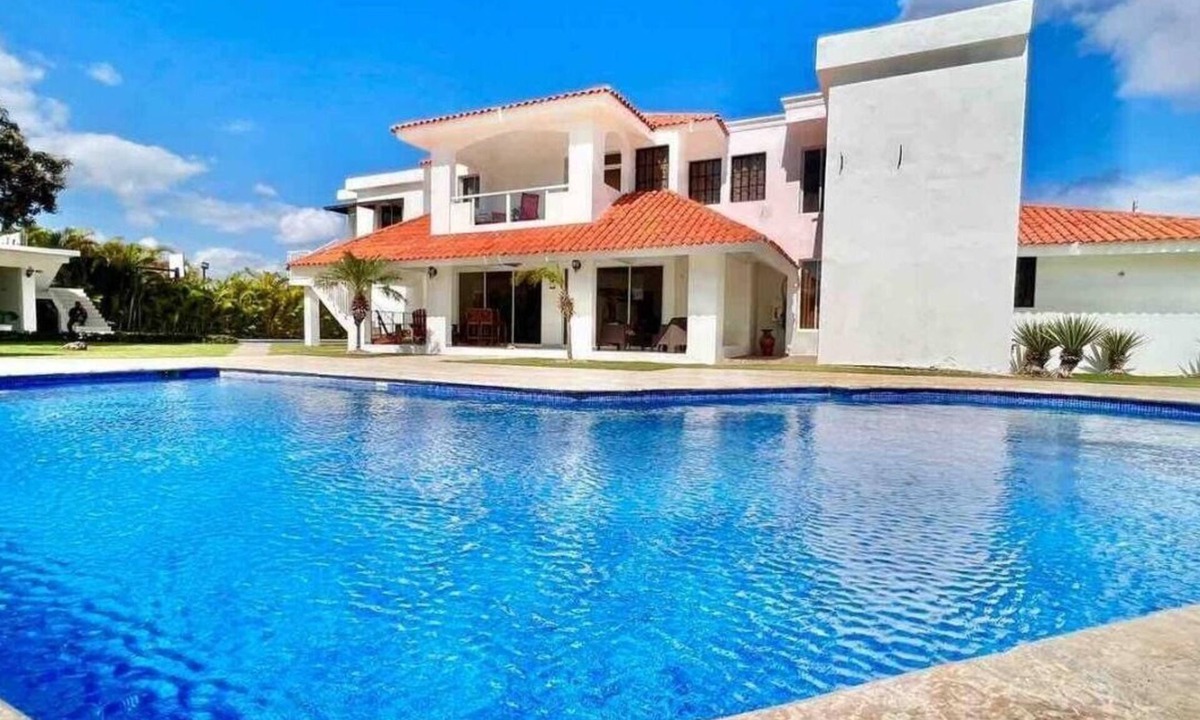 Playa Chiquita Villa | 10 BR huge villa close to Sosua downtown for party birthday or family gateway