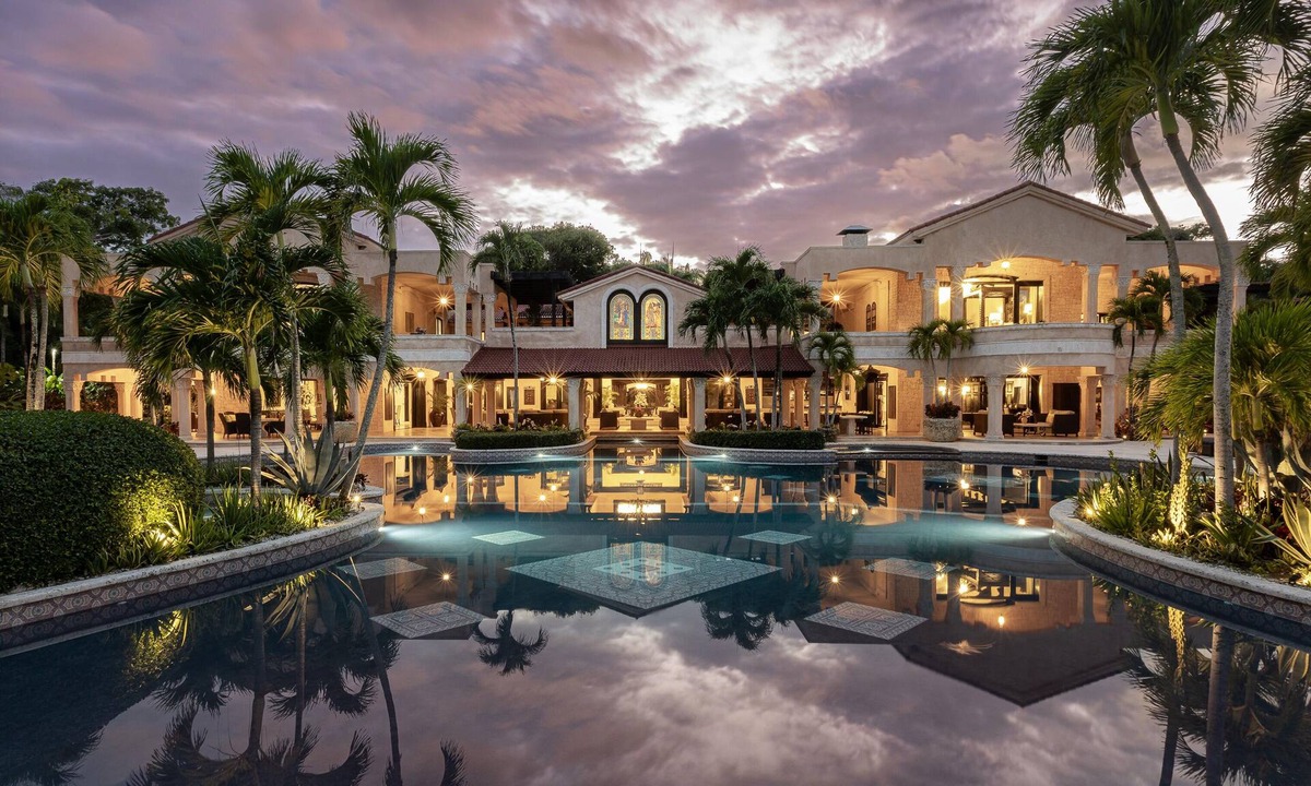 Cabrera Villa | 19 Suites Tropical Beachfront Luxury Villa