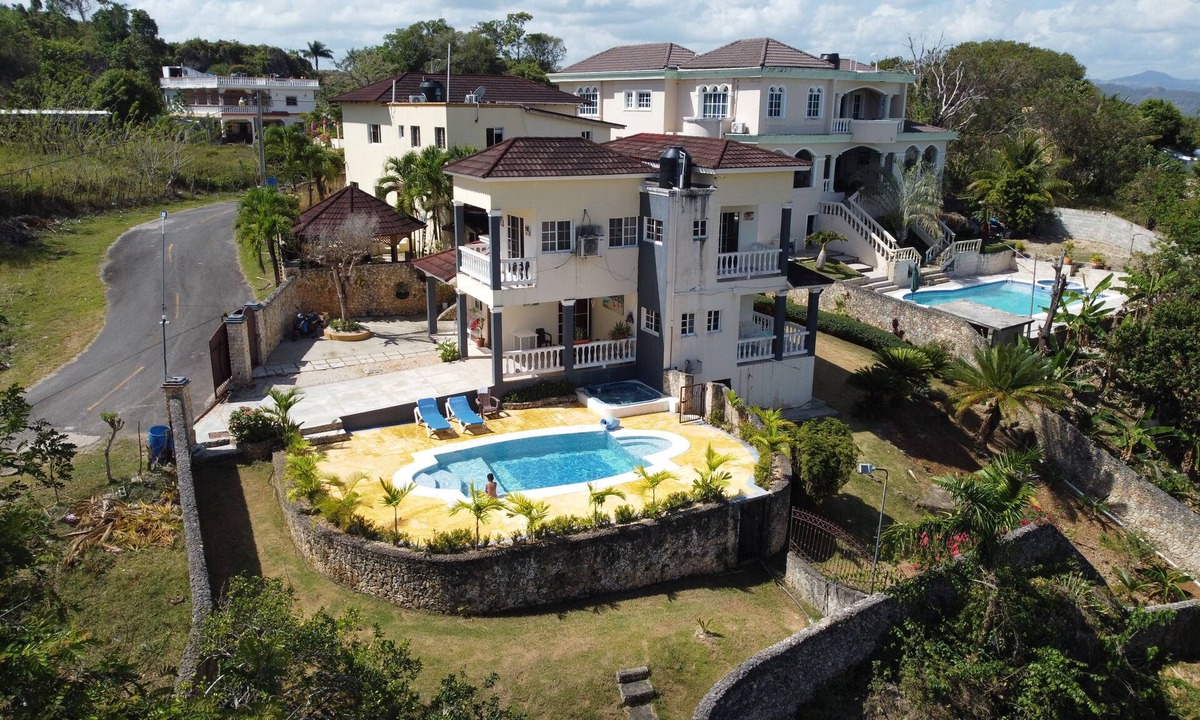 Barrio El Hospital Villa | 2 BDR 3 Beds Villa w/Pool and Jacuzzi - 2 minutes from the beach!