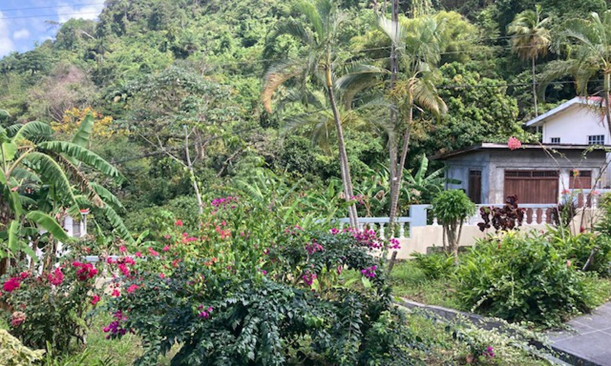 Grand Roy House | 2 Bed Apartment - Sea View & 15min to Local Beach