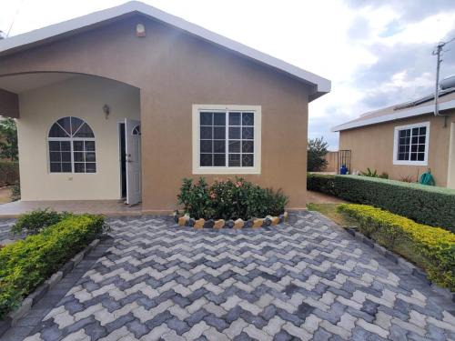 Spring Village House | 2-Bed Sleeps 4 Private Garden Parking