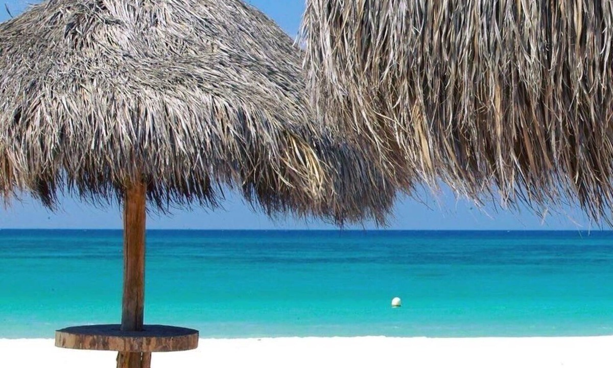 Boegoeroei House | 2 BR Private Baths & Balcony 5 minutes to Beaches like Tres Trapi Palm Beach