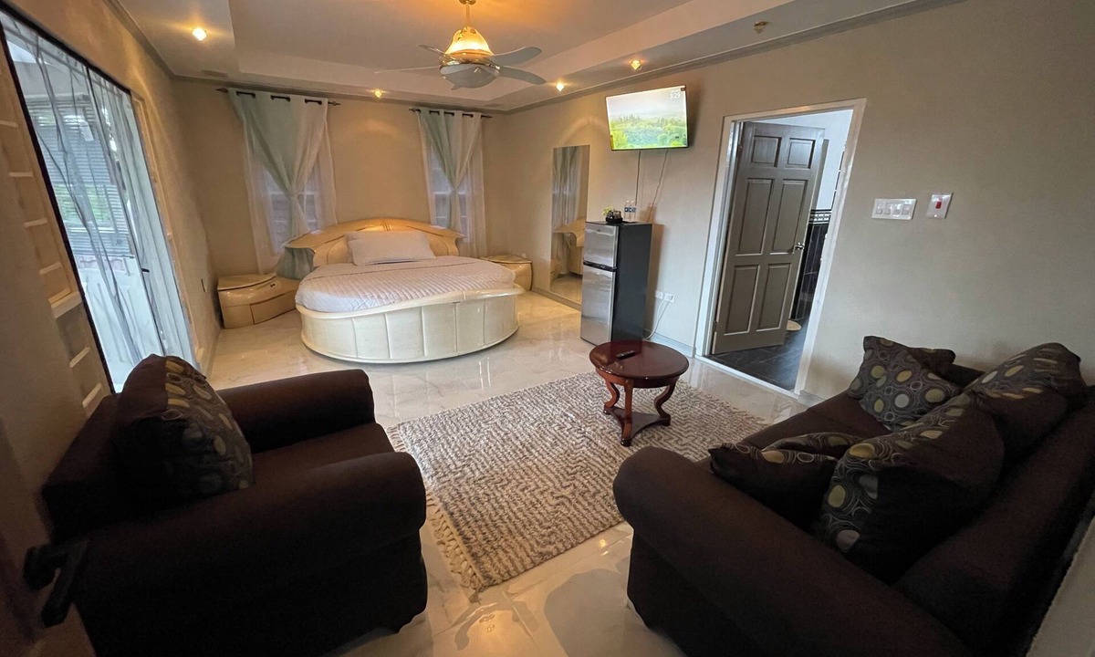 Jack's Hill House | 3-bedroom luxurious house in Kingston with pool, private parking free WiFi
