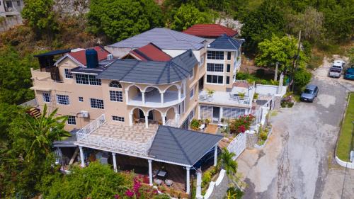 Saint Andrew Apartment | 360 RokView Suites 3BR Spacious