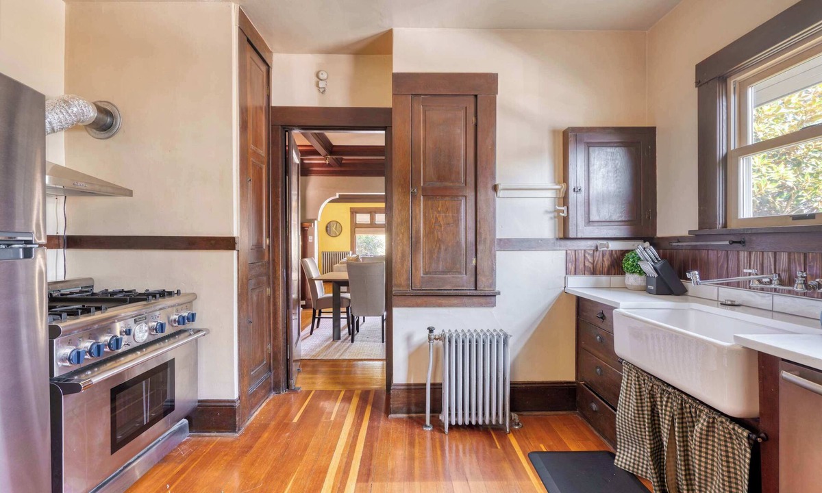 Kerns House | 3BR/1BA Portland Craftsman Central Location