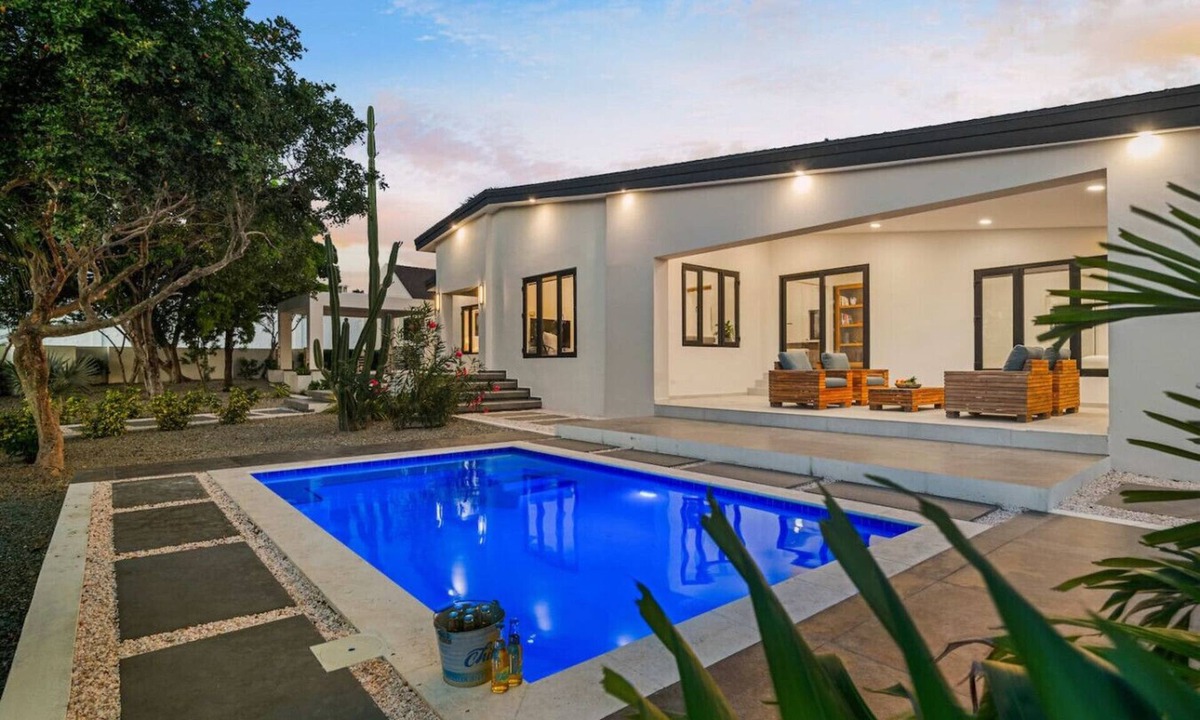 Ponton House | 3BR Stylish Family House | 3 Bath | BBQ | Pool