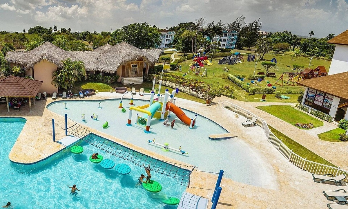 Playa Chiquita Villa | 4BD Guest-friendly villa on a sandy beach, private pool & golf cart, gym/tennis!