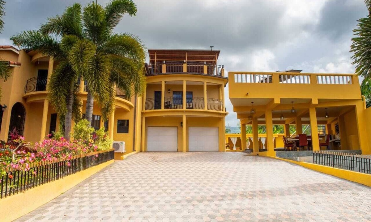 Plantation Village House | 7-Bedroom Villa with A/C, Pool & Premium Amenities in a Beautiful Community