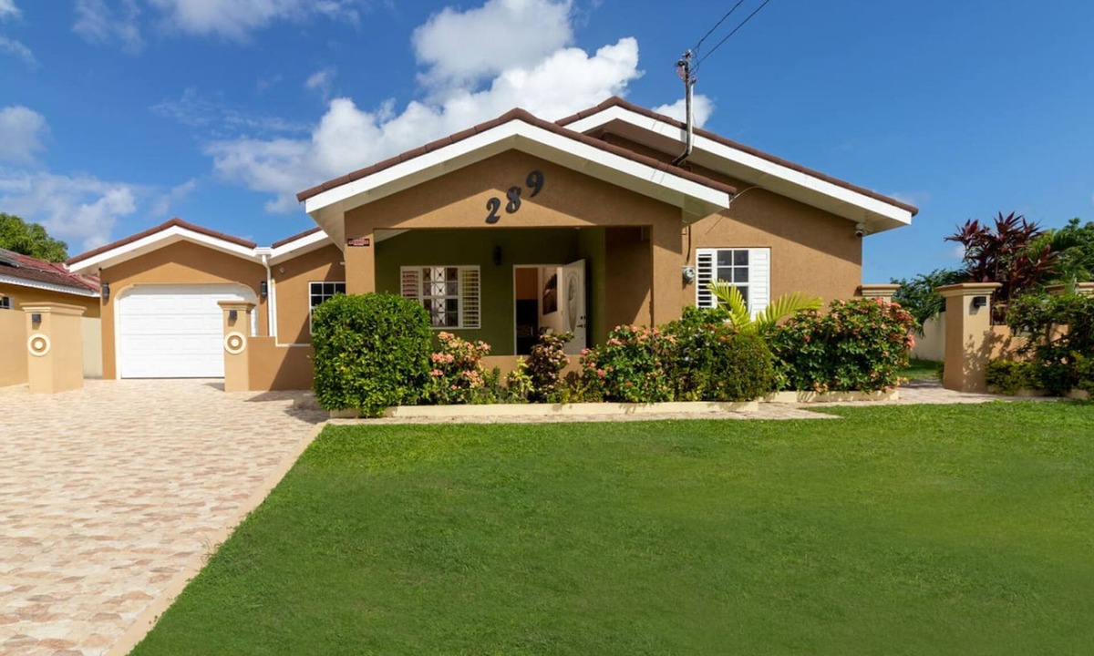 Mammee Bay House | 8 BedRmOasis~Draxhall~Pool~Gym~PlyGrnd