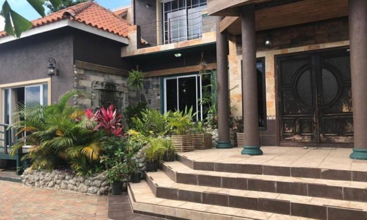 Saint Andrew House | Amazing Family Home In The Suburbs Of Kingston