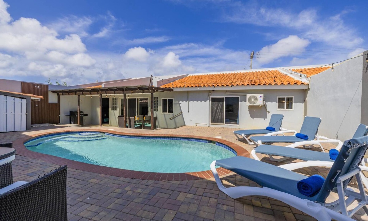 Tanki Leendert House | Amazing Private Pool Villa, BBQ, Backyard, Central