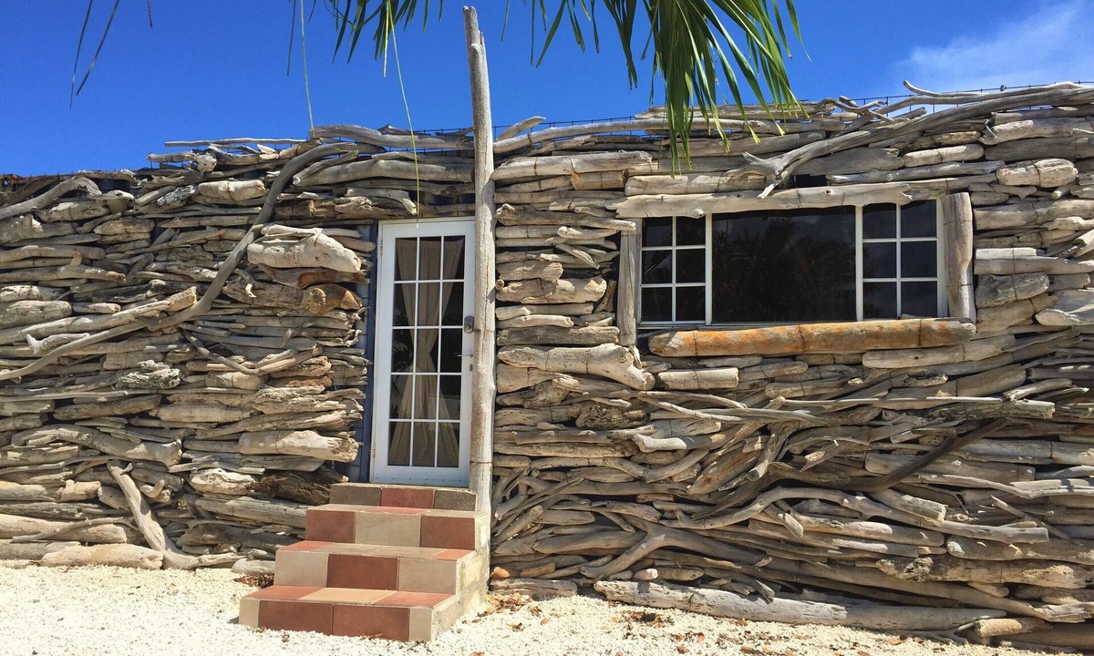 Savaneta Cabin | Aruba Driftwood Container Room