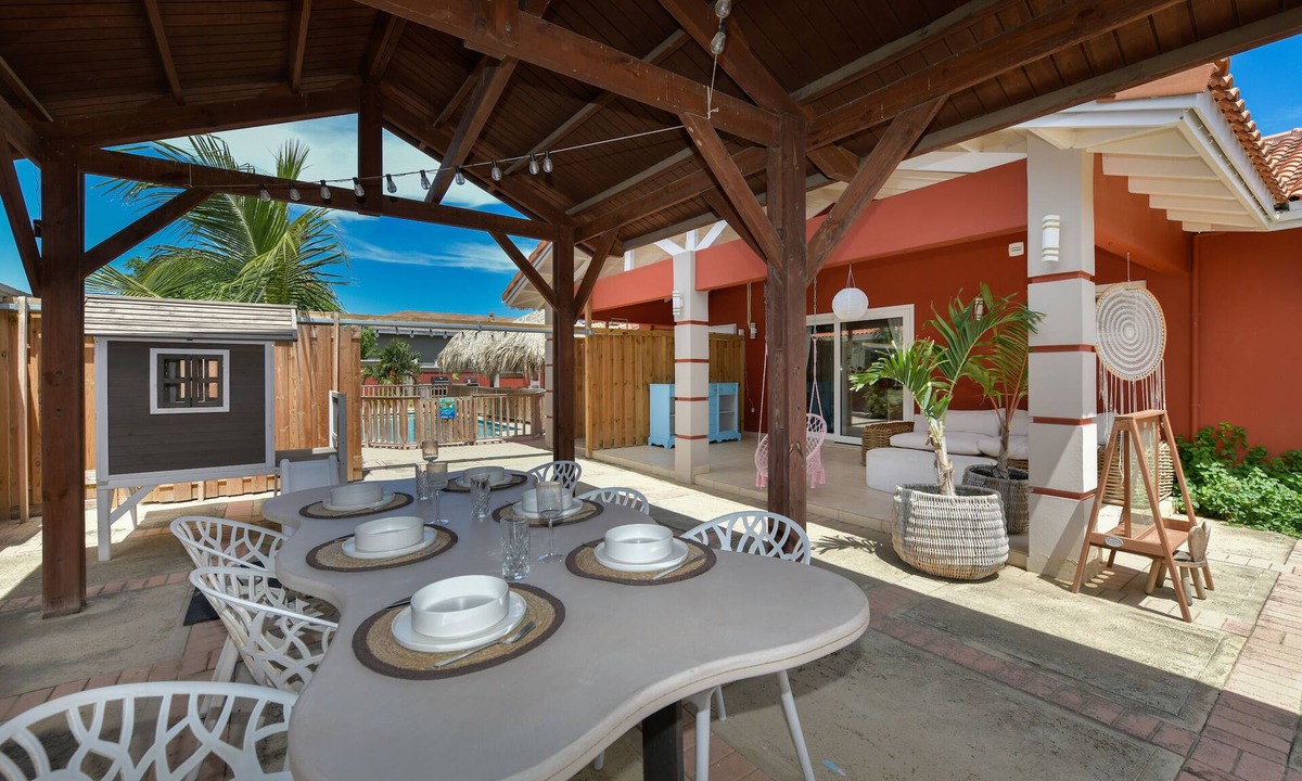 Punto de Oro House | Beach House with Pool in Noord