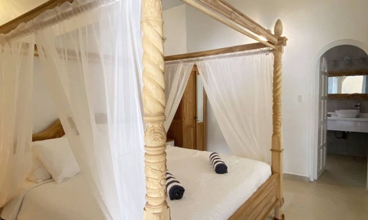 Palm Beach Apartment | Beach Walk 1 · Beach Walk Apartment 1 - Poolside