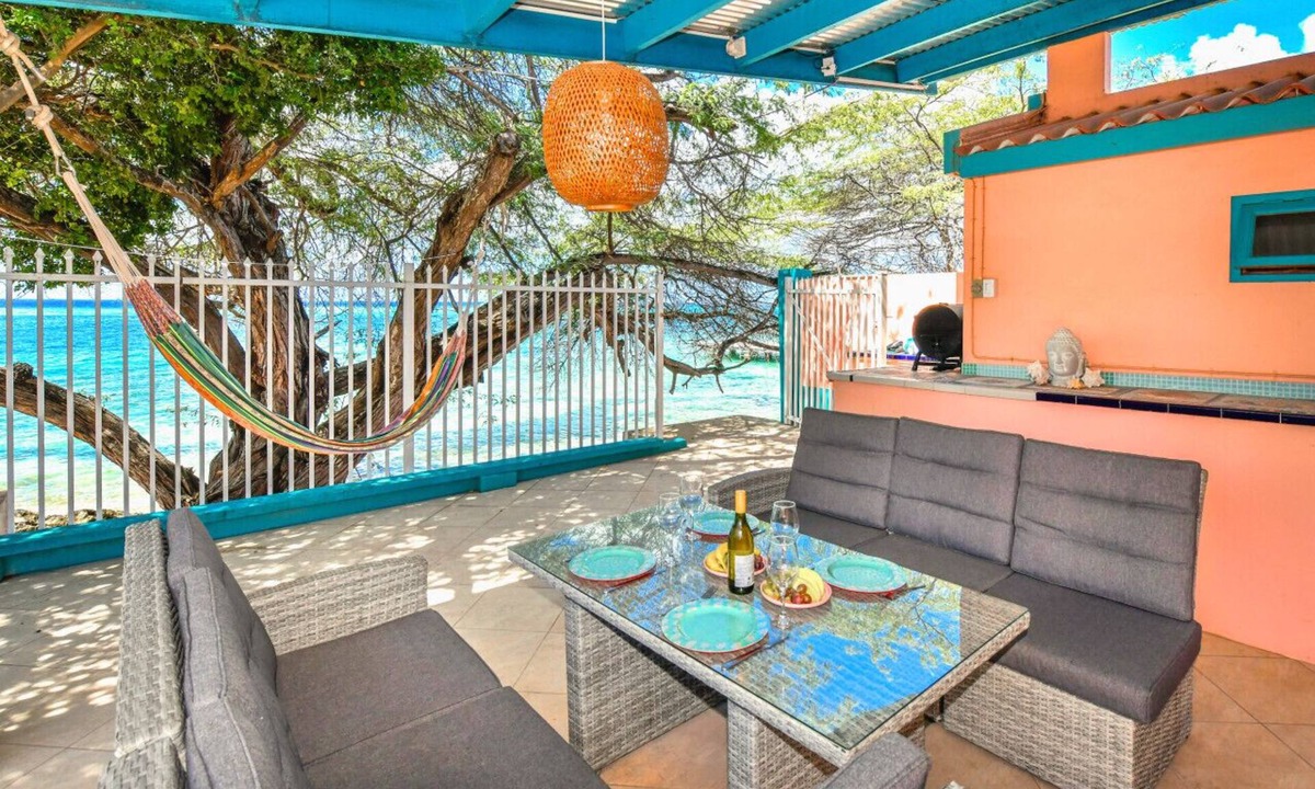 Savaneta Villa | Beachfront Two-Bedroom Villa