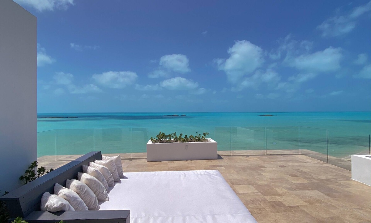 Juba Sound House | Beachfront Villa, Pool, Rooftop Terrace and Ocean Views!