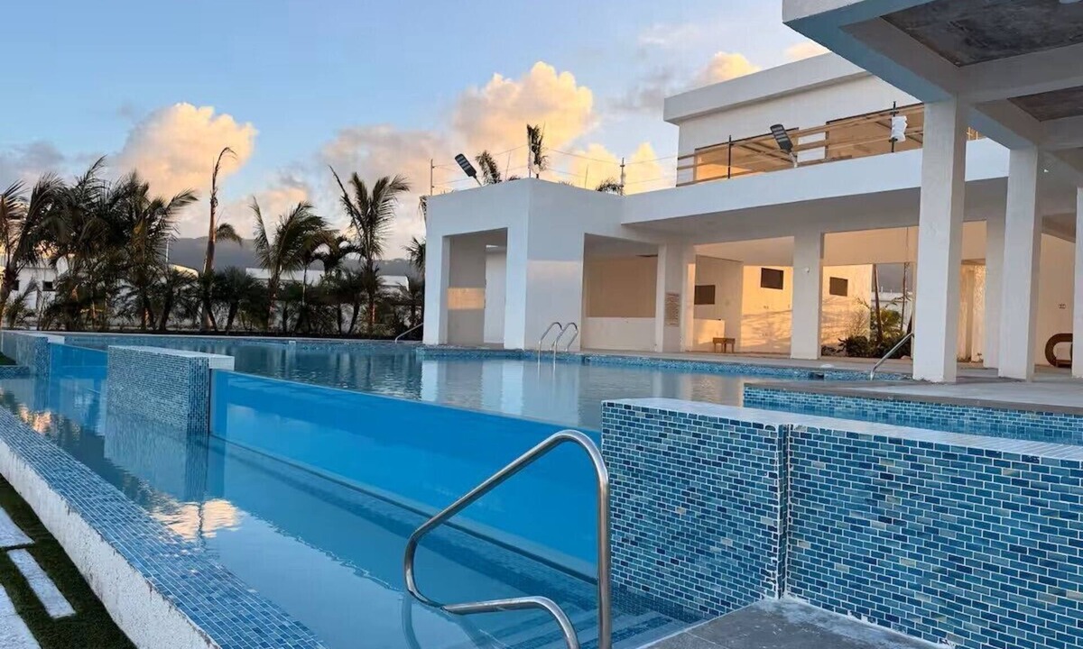 Runaway Bay Condo | Beachside Penthouse 2 bedroom with AC in lovely Ocho Rios