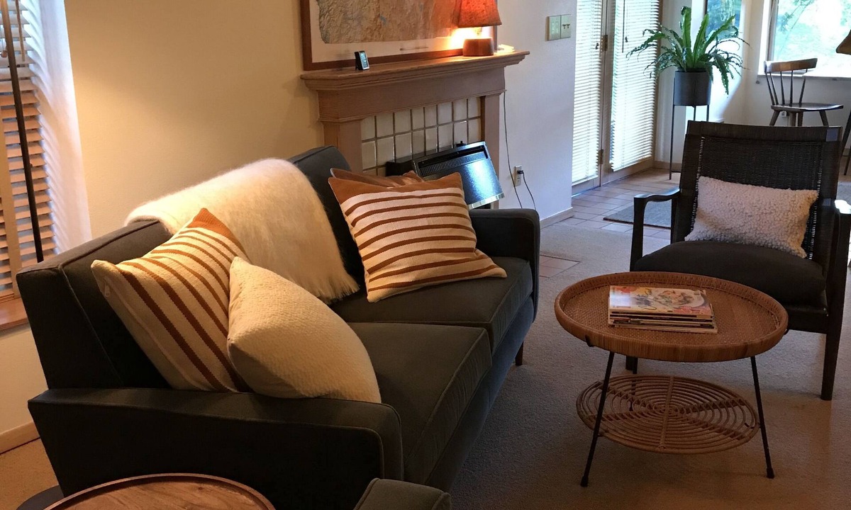 Portland Heights Apartment | Beautiful Downtown Studio Perfect to Disconnect. 10% Off 10-Day Before Bookings