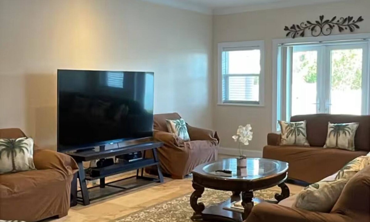 Nassau House | Blessings: 5-bedroom townhome in awesome Nassau with WiFi, AC, fitness equipment