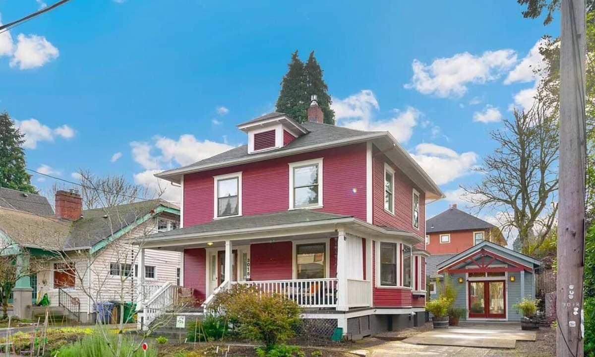 Kerns House | Bright and Airy 3 bed 1.5 bath Pet Friendly Mid Term Rental in Kerns Laurelhurst