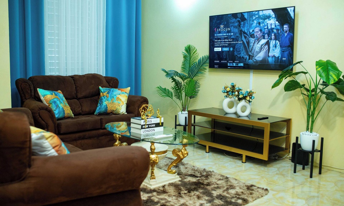 New Kingston Condo | Central Topaz: Fully A/C, king & Double Bed, Free Parking & Wi-Fi,New Kingston