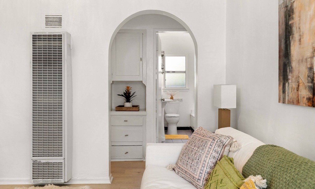 Northeast Apartment | Chic Santa Monica 1BR Cottage with Parking and Washer&Dryer