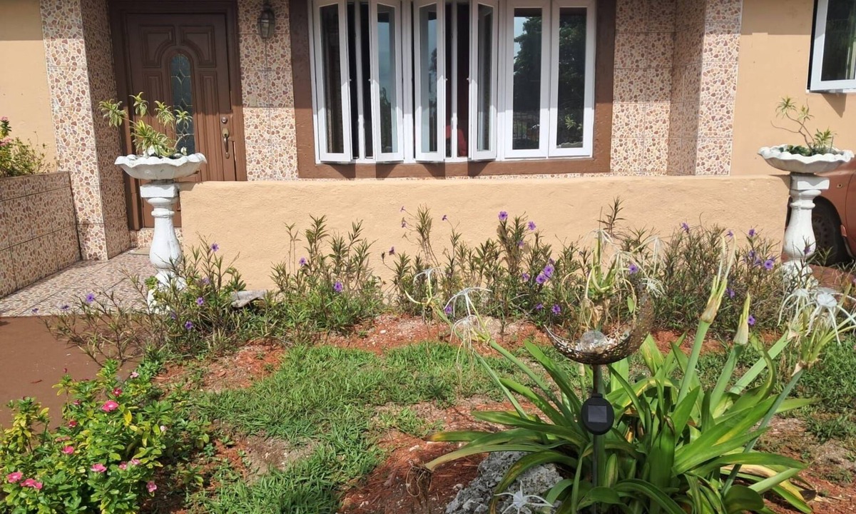 Nassau House | Comfort at Sandra's Garden Estate with air condition and wifi