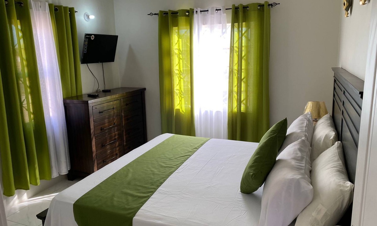 Portmore House | Comfortable cozy two bedrooms with water heater and air conditioneuse