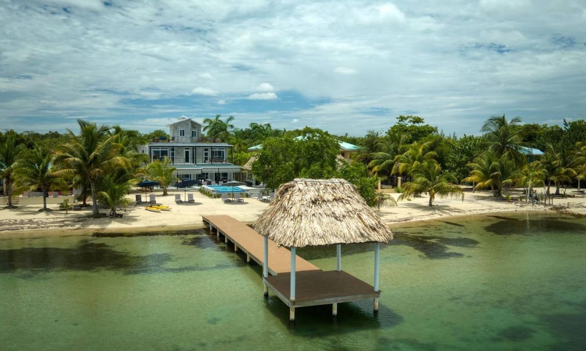 Placencia Apartment | Conmigos 6 Bedroom Beachfront Villa