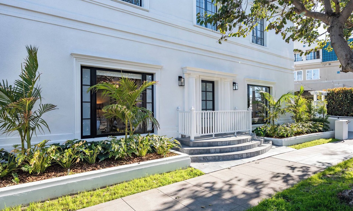 Coronado House | Coronado Crown Villas | Yard & Hot Tub