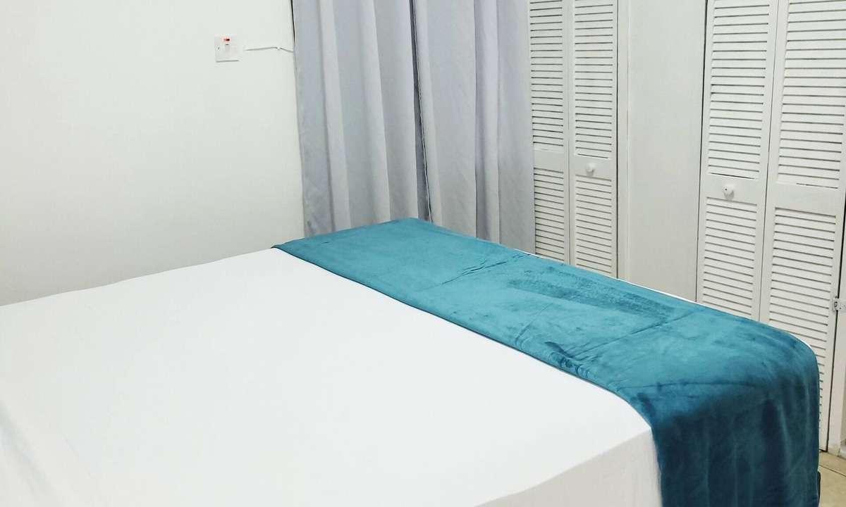 Saint Andrew Apartment | Cozy 1-bedroom apartment with AC and WiFi in central Kingston