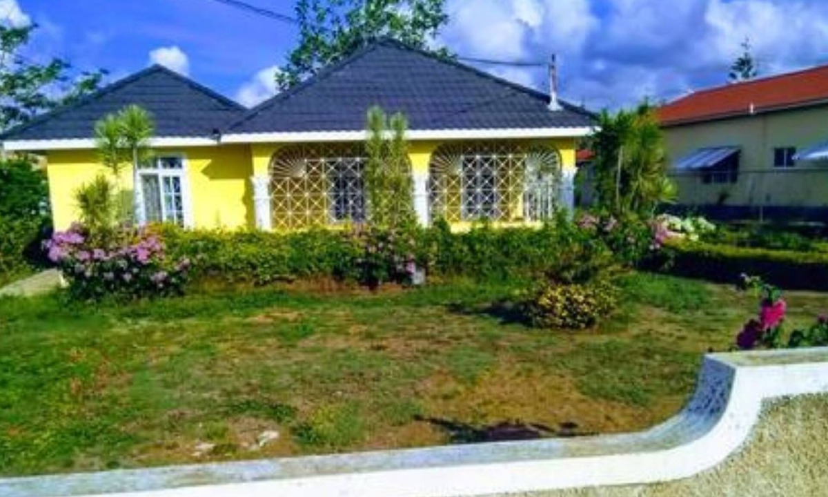 Discovery Bay House | Cozy 2 bdrm 2bthrm house, walking distance from beach, grocery, and restaurants.
