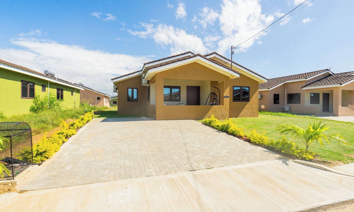 Portmore House | Cozy 3-bedroom/bathroom house in Portmore with AC, pool, and gym access