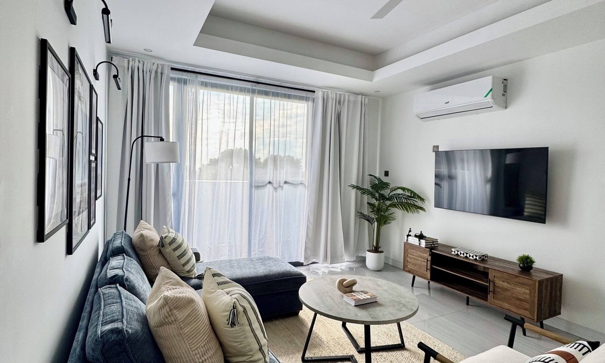 Barbican Apartment | Cozy, modern, chic 1-bedroom apartment with AC, rooftop pool and gym in Kingston