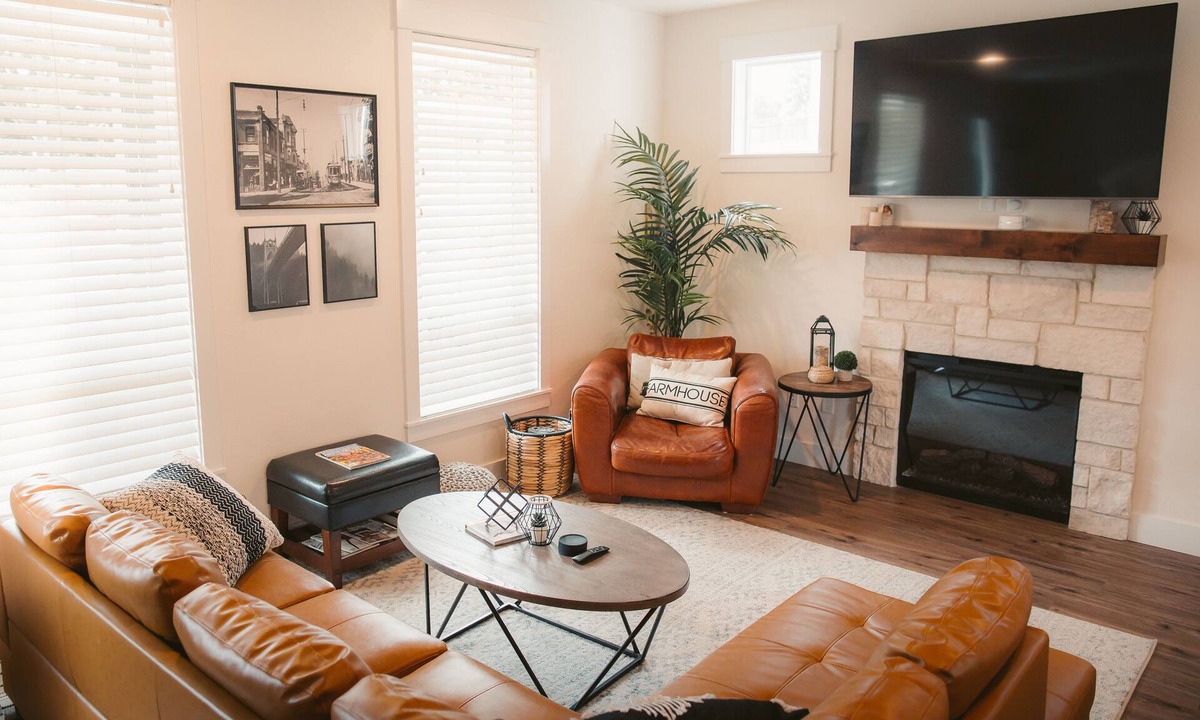 Oak Grove House | Cozy Modern Farmhouse, King bed, great yard, pets!