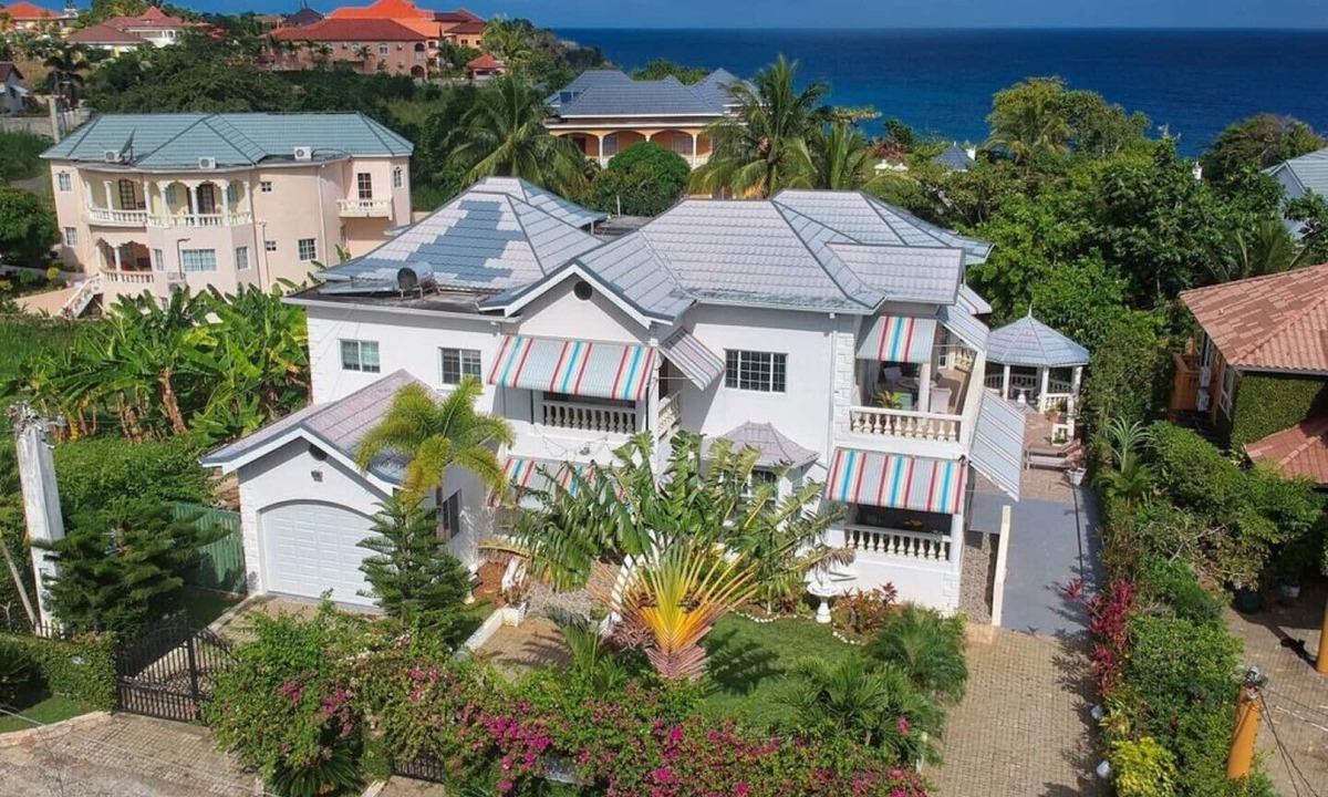 Tower Isle Apartment | Cozy Poolside studio apartment (1 Bedroom - Pool Suite)
