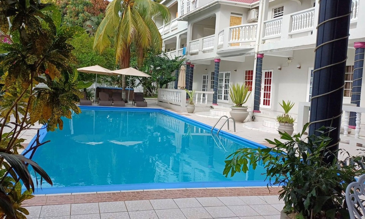 Rodney Bay Hotel | Cozy Single & Double Room Suites