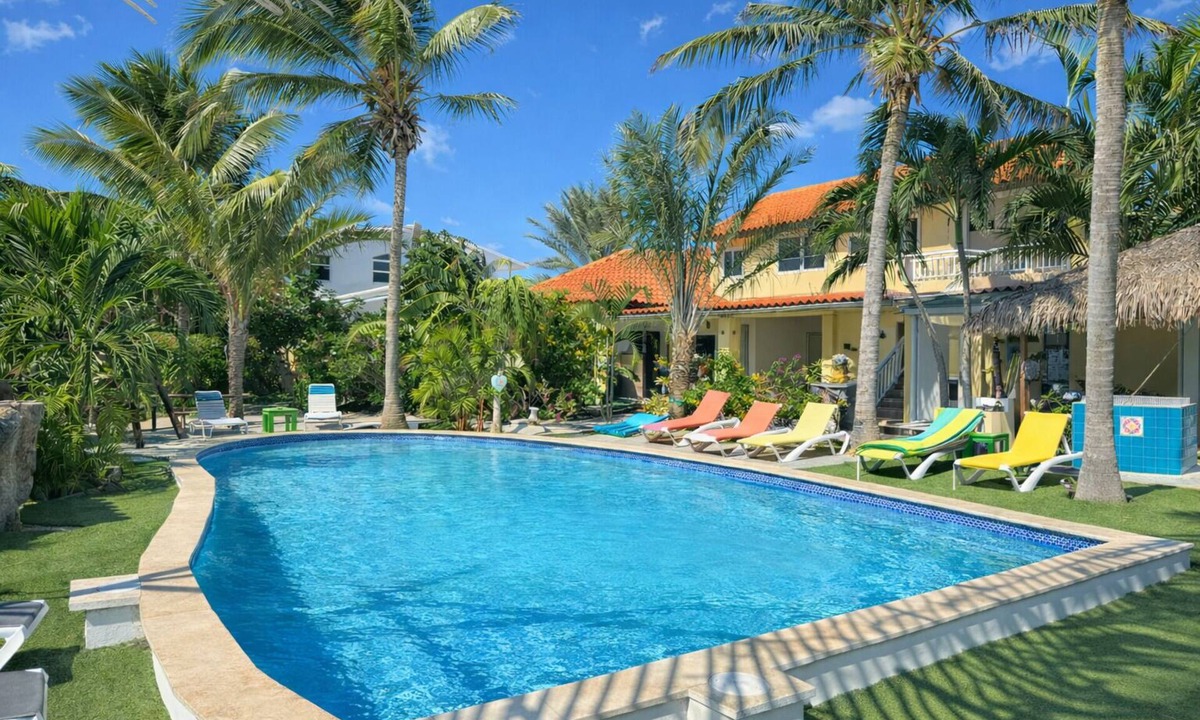 Kamay Villa | Cozy Studio; huge pool near Palm Beach Marriott