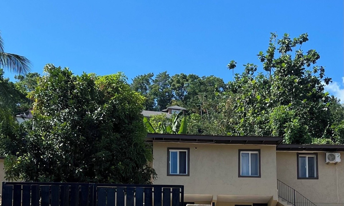 Constant Spring Apartment | Cozy studio with 2 queen size bed in serene Kingston with AC