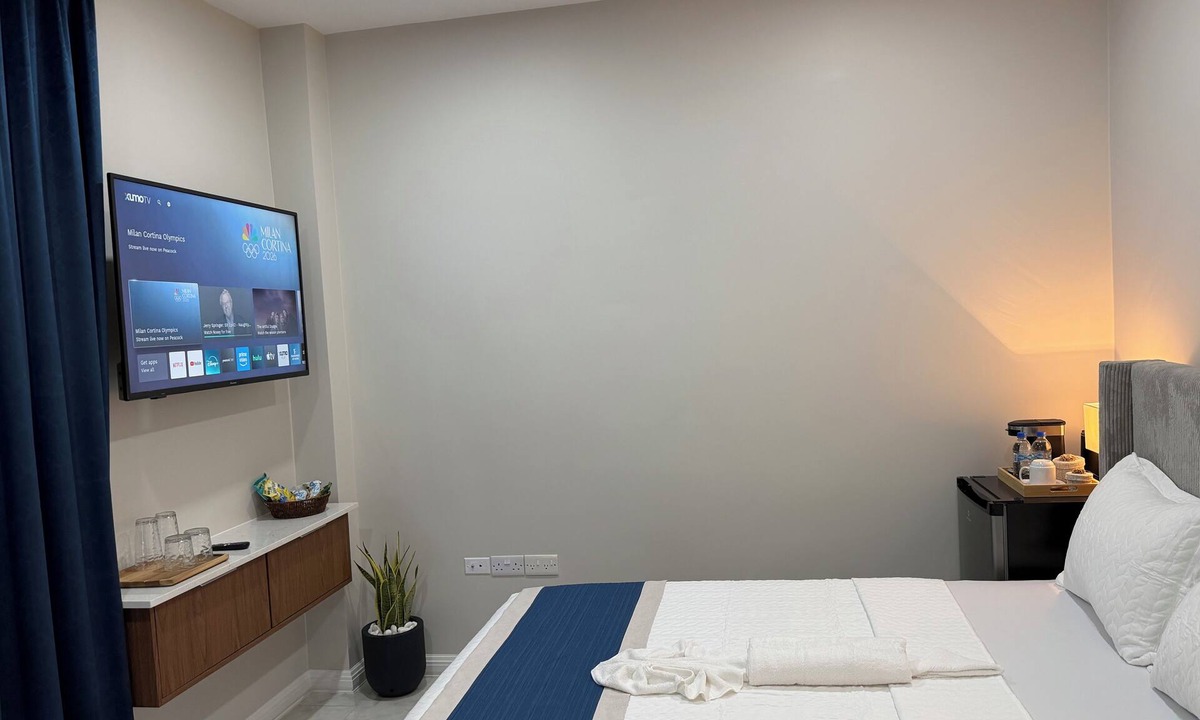 Gros Islet Hotel | Cozy walk-in room at Sanrai located in the heart of Gros Islet