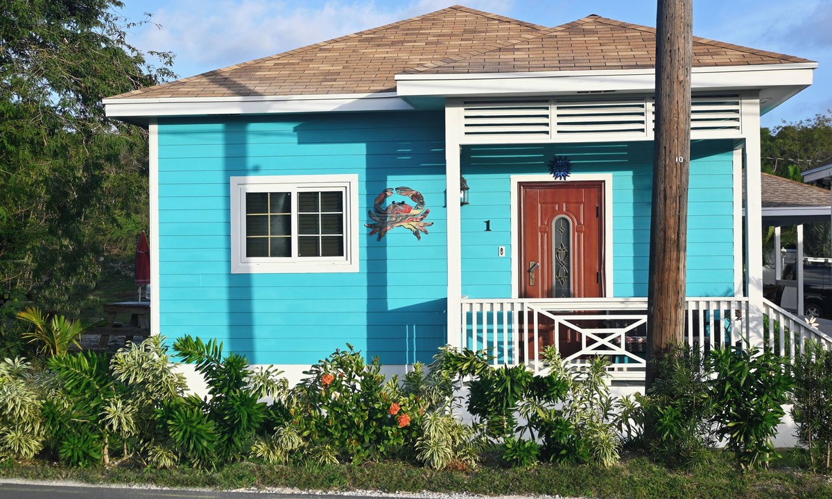North Palmetto Point House | Cute as a Button, AC, Starlink, Wi-Fi, Hot Tub, Near Beaches, Bars & Restaurants