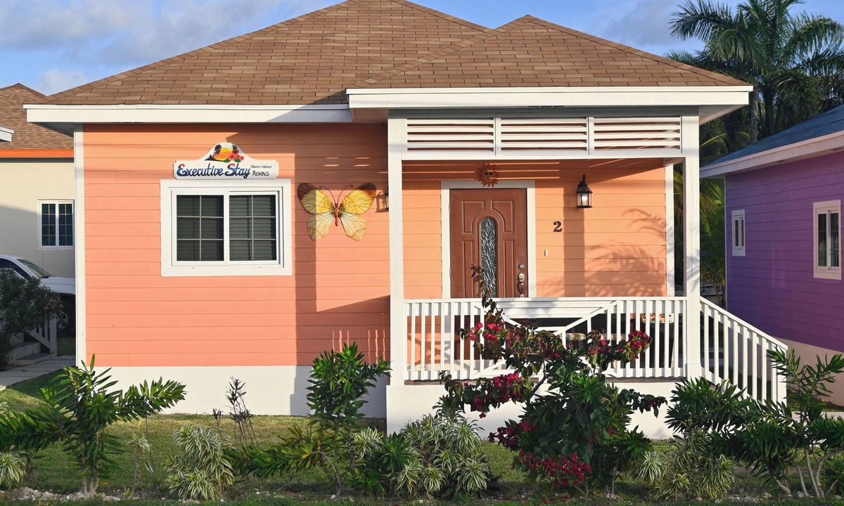 North Palmetto Point House | Cute as a Button, AC, Starlink, Wi-Fi, Hot Tub, Near Beaches, Bars & Restaurants