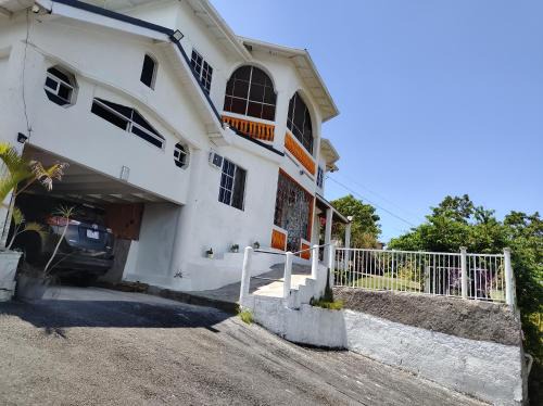 Runaway Bay Apartment | Destiny Palms Apt