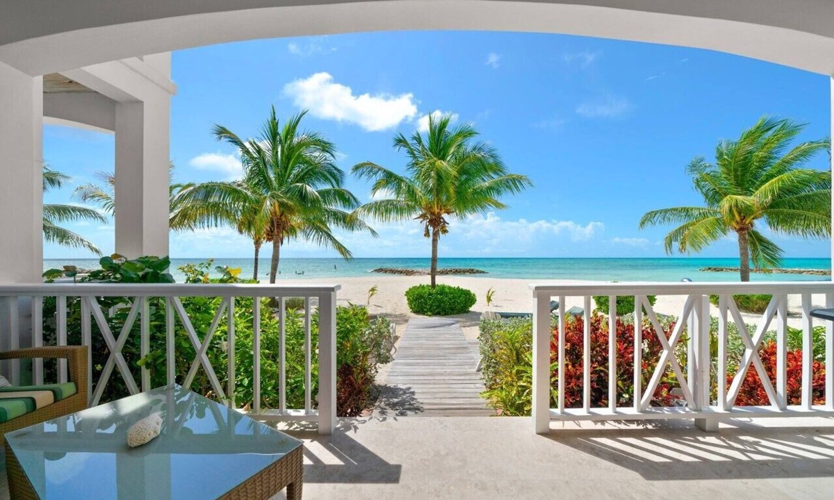 Palm Cay Villa | Directly on the Beach. Peaceful and Relaxing.