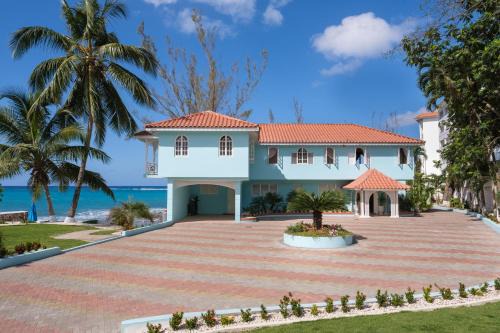 Tower Isle Hotel | Edgewater Beach Villa - Beach Front, Close to All Attractions
