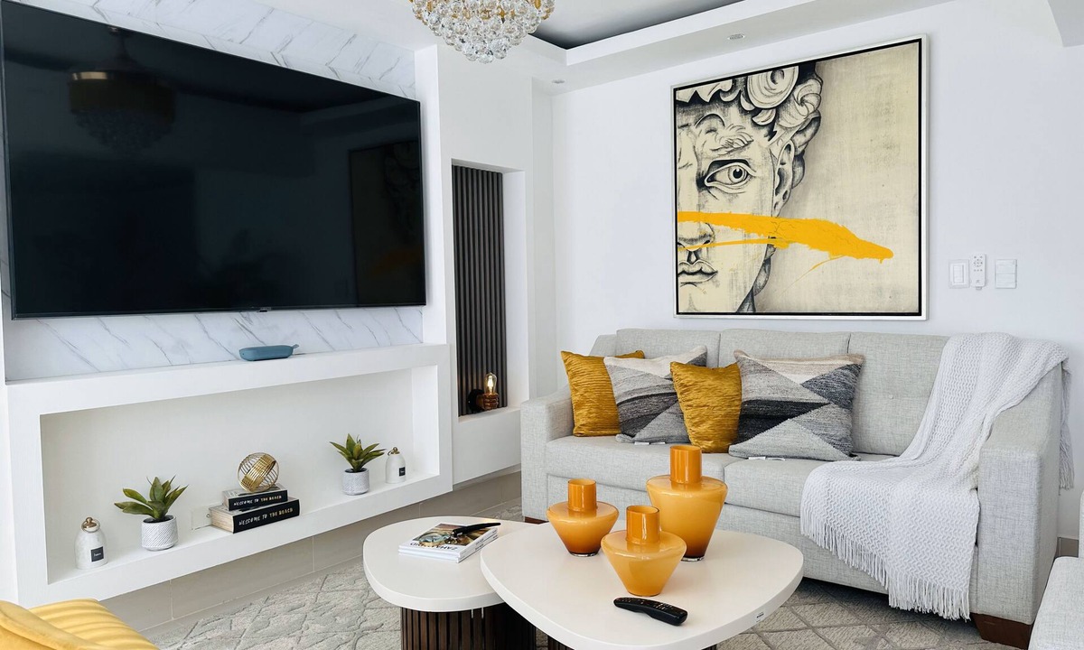 Cerro Alto Apartment | Experience rustic elegance in our 3-bed, 2-bath master suite, complete with a king-size bed and a fully equipped kitchen. Enjoy an elegant living room, a spacious dining area, and a perfect balcony for relaxing. Complex amenities include a gym, pool