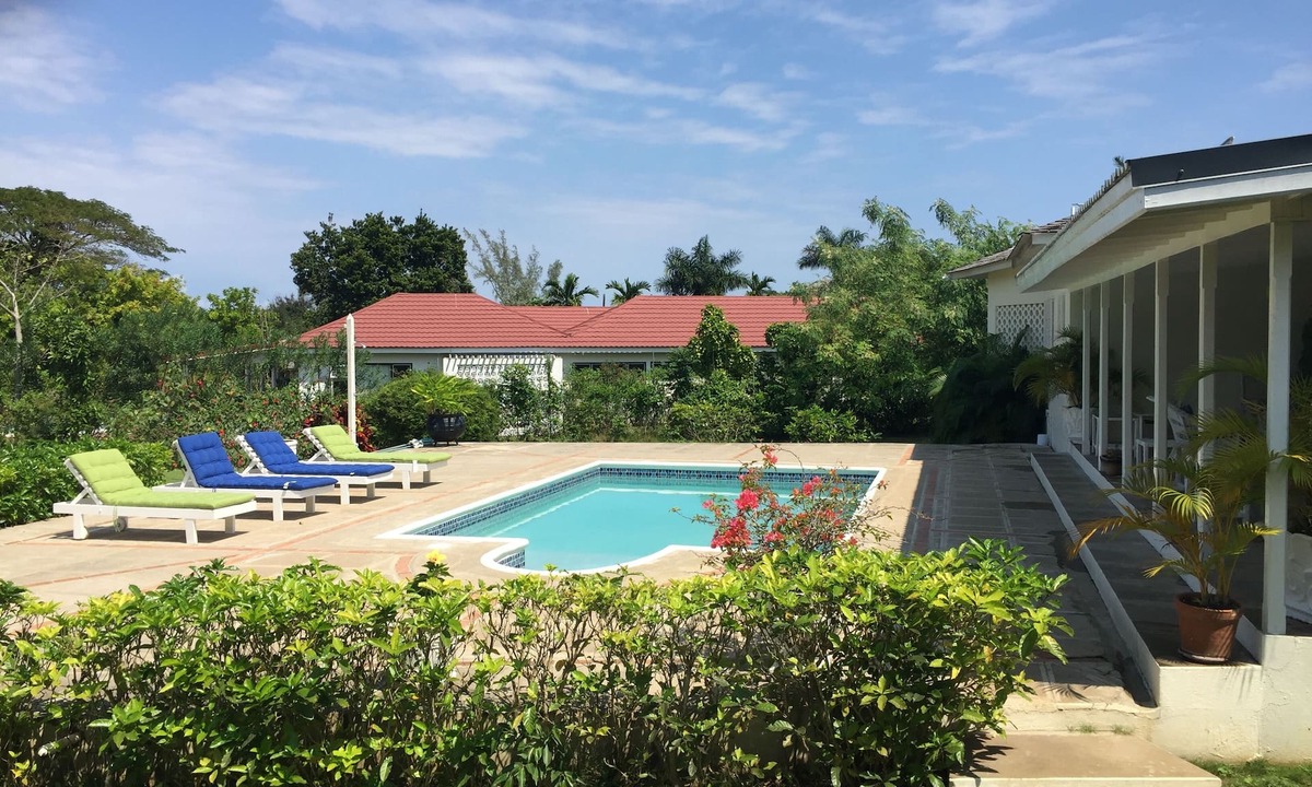 Runaway Bay Villa | Experience The Ultimate Relaxation at Our Luxurious Full-Service Villa!