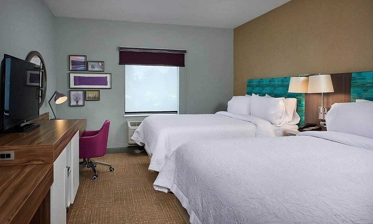 Sherwood - Tualatin North Hotel | Fitness Center, Indoor Pool & Hot Breakfast | Walk to Trails in Sherwood