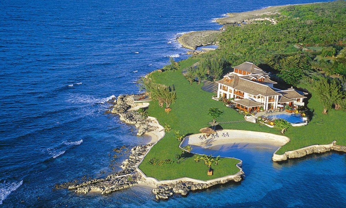 Discovery Bay Villa | Fully Staffed Luxurious 9 Bedroom Beachfront Villa in Discovery Bay.